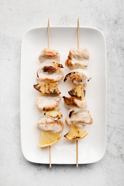 Free photo plate with grilled chicken skewers