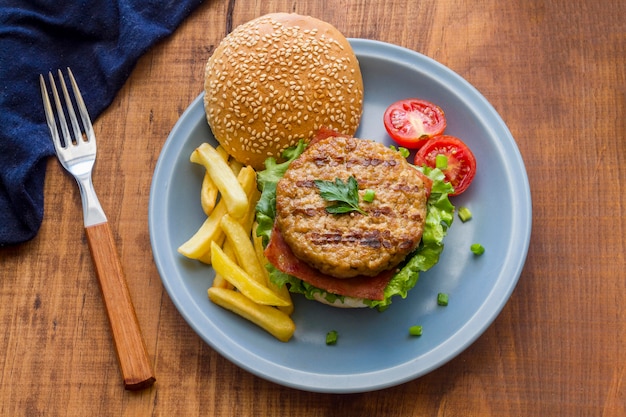 ハンバーガーとフライドポテトのプレート