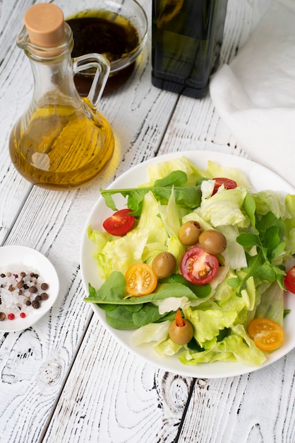 Free photo plate with healthy salad