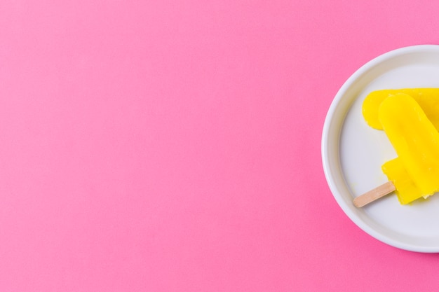 Free Photo plate with ice creams on stick