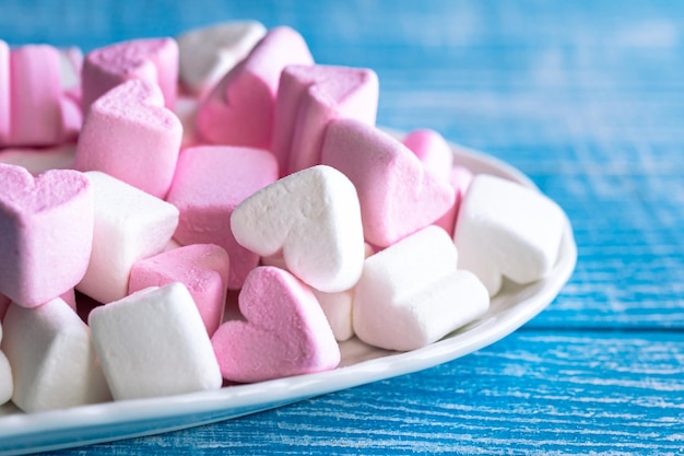 Free photo plate with marshmallows in the form of hearts close up