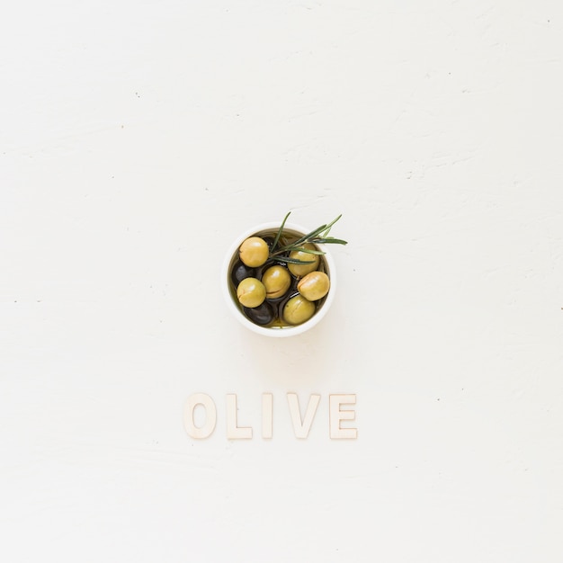 Piatto con olive e parola d'oliva