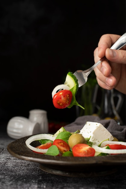 Free photo plate with salad and olives