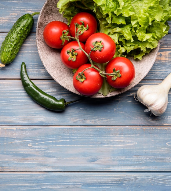 Free photo plate with salad and tomatoes