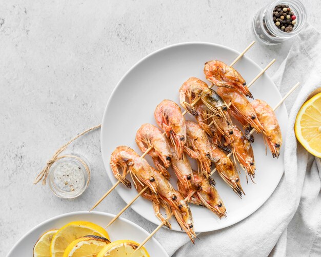 Plate with shrimp skewers and lemon