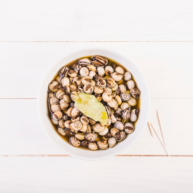 Free photo plate with snails on kitchen desktop