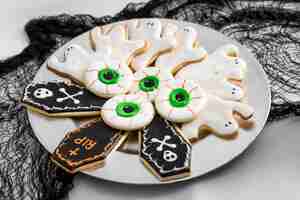 Foto gratuita piatto con dolcetti di halloween specifici