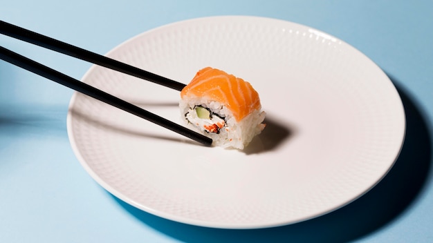 寿司ロールと箸のプレート