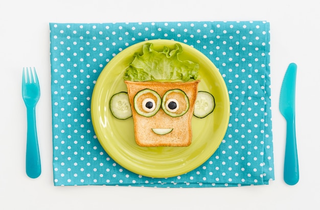 Foto gratuita piatto con toast a forma di faccia con mela