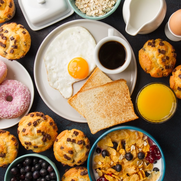 Foto gratuita piatto con toast e uovo fritto