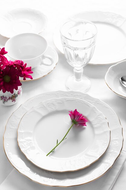분홍색 꽃과 접시 배치