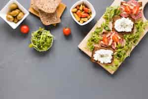 Foto gratuita piatto con panini e verdure con spazio di copia