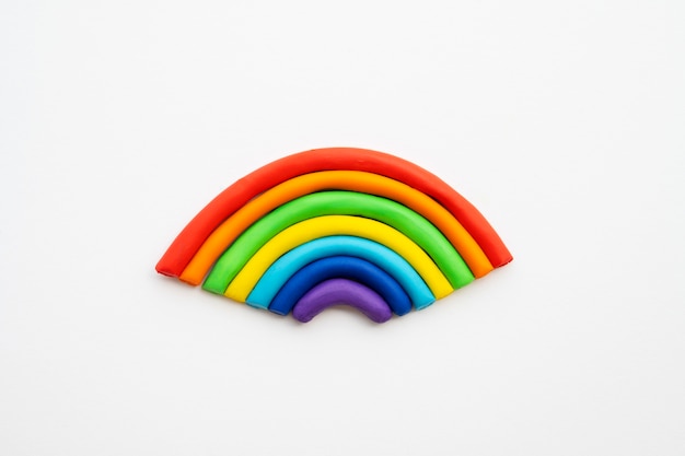 Foto gratuita gioca sullo sfondo della pasta con la disposizione piatta dell'arcobaleno