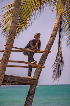 Плайя лимон, доминиканская республика 28 декабря 2019 г .: доминиканец смотрит на море