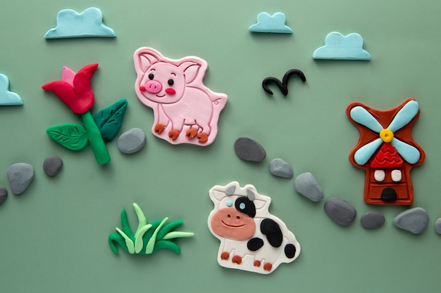 Foto gratuita plastilina artistica con mulino a vento e animali