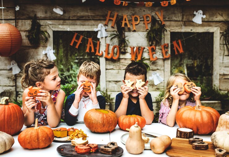 無料Photo ハロウィンパーティーを楽しんで遊ぶ子供たち