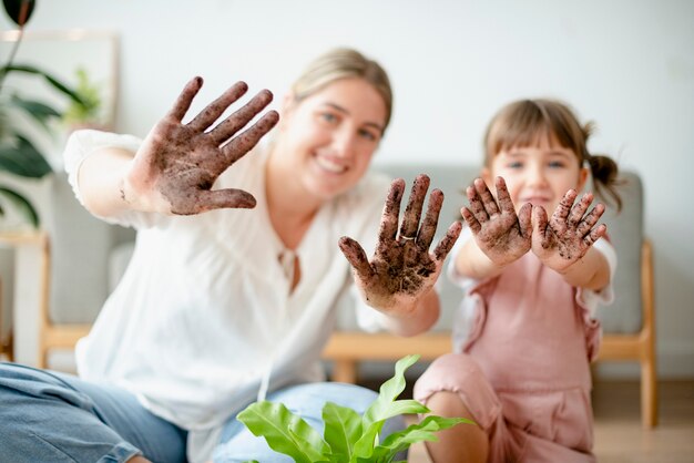 장난꾸러기 엄마와 아이가 집에서 화분에 심는 식물