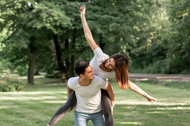 彼女のボーイフレンドを見て遊び心のある女性