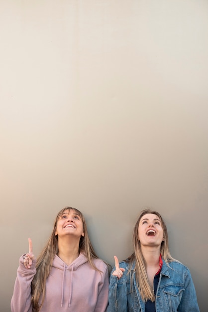 コピースペースを持つ遊び心のある若い女性