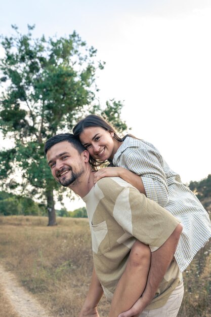 Foto gratuita un uomo e una donna adulti giocosi e giovanili si divertono insieme nel prato