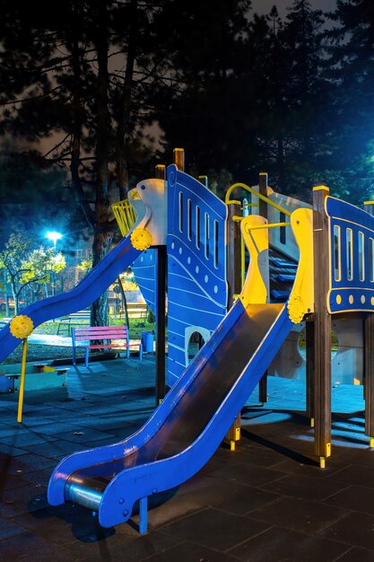 Детская площадка в парке ночью.