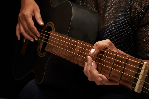 Free photo playing acoustic guitar