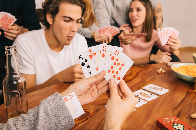 Free photo playing cards game with friends