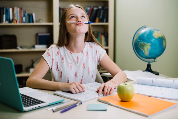 テーブルでポーズを取る学生をプレイする