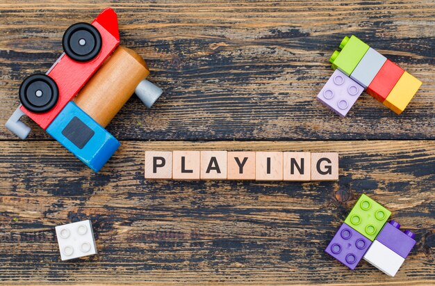 Играющ концепцию игрушек с деревянными кубами, игрушки ребенк на деревянном положении квартиры предпосылки.