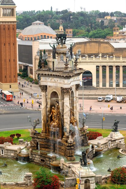 스페인 바르셀로나에 분수가 있는 기념비인 에스파냐 광장(Plaza de Espana). 흐린 하늘, 교통