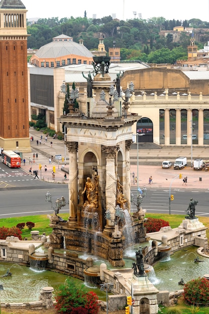 스페인 바르셀로나에 분수가 있는 기념비인 에스파냐 광장(Plaza de Espana). 흐린 하늘, 교통