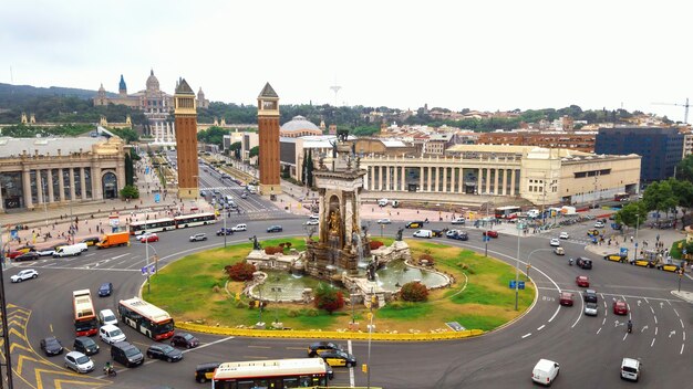 스페인 바르셀로나의 에스파냐 광장(Plaza de Espana), 베네치아 타워(Venetian Towers), 팔라우 나시오날(Palau Nacional). 흐린 하늘, 교통