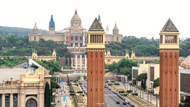 스페인 바르셀로나의 에스파냐 광장(Plaza de Espana), 베네치아 타워(Venetian Towers), 팔라우 나시오날(Palau Nacional). 흐린 하늘, 교통