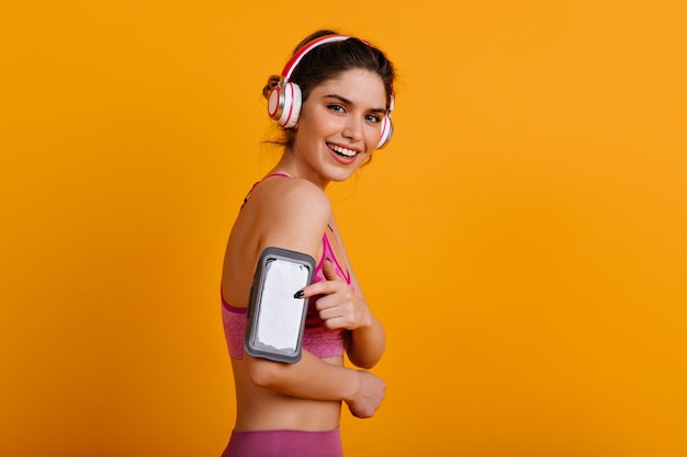 Pleasant brunette woman doing cardio Studio photo of caucasian girl enjoying sport