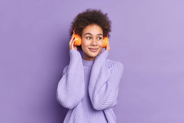 Free photo pleasant looking african american girl