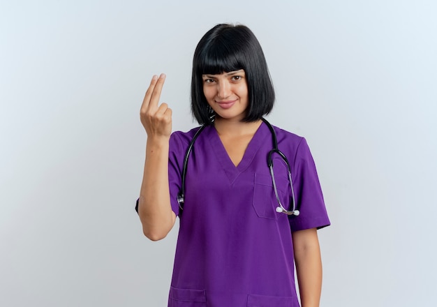 Доволен молодая брюнетка женщина-врач в униформе со стетоскопом