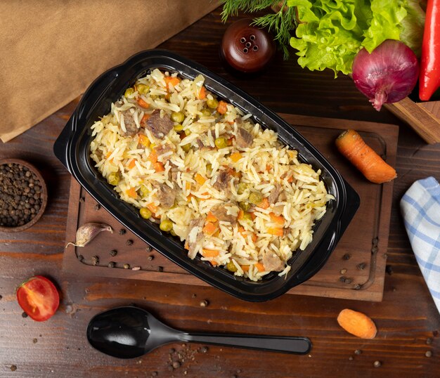 Плов, рис с гарниром из овощей, моркови, каштанов и кусочков говядины