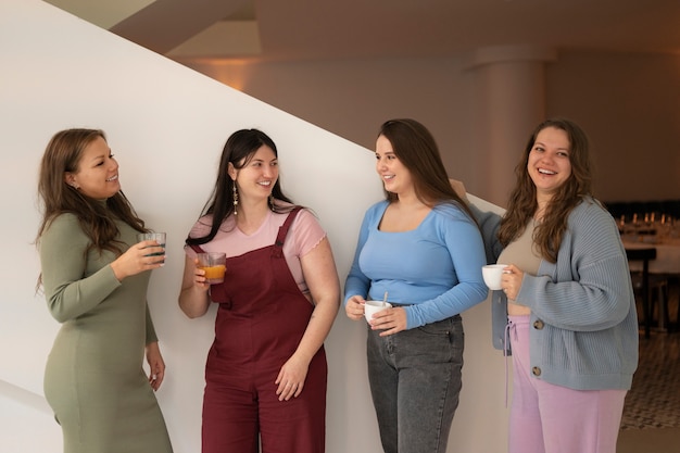 Free photo plus-size female friends spending time together at a restaurant