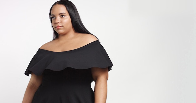 Модель plus size в студии снимает счастливую улыбку