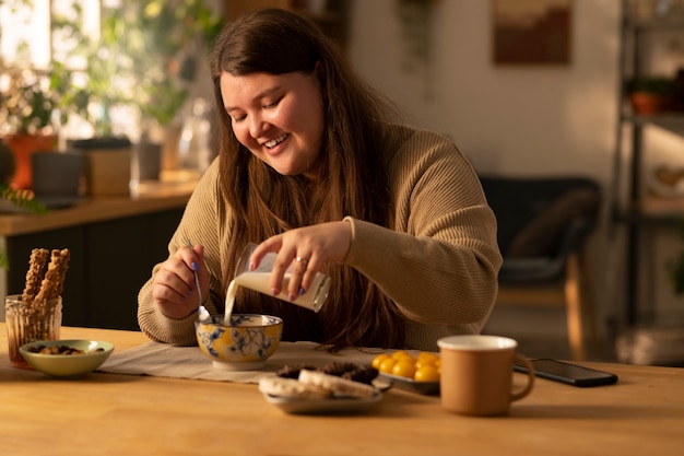 Free photo plus-size person doing indoor house activities