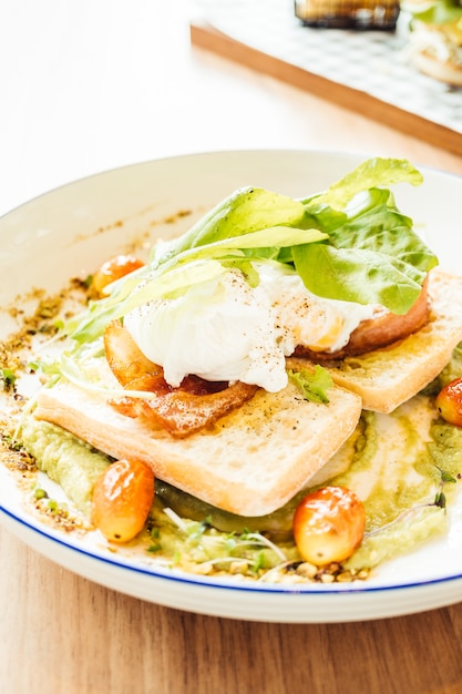 Poached egg with avocado sauce