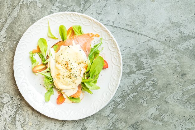 Poached eggs with salmon and rocket salad