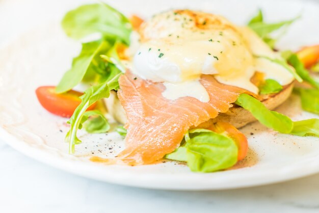 Poached eggs with salmon and rocket salad