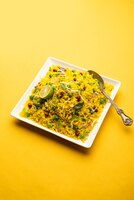 Похэ, поха или похаа, также известный как паува, сира, чира или аваль, баджил среди многих других названий, представляет собой плоский рис, происходящий с индийского субконтинента.