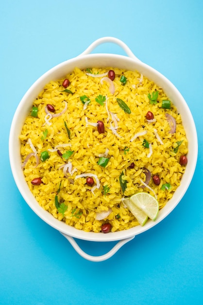 Free photo pohe, poha or pohaa, also known as pauwa, sira, chira, or aval, bajil among many other names, is flattened rice originating from the indian subcontinent