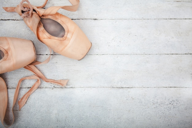 Free photo pointe shoes on wooden