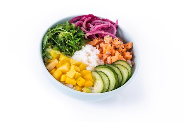 Бесплатное фото Чаша с рисом, лососем, огурцом, мангоном, салатом вакаме, семенами мака и семенами подсолнуха, выделенными на белом фоне