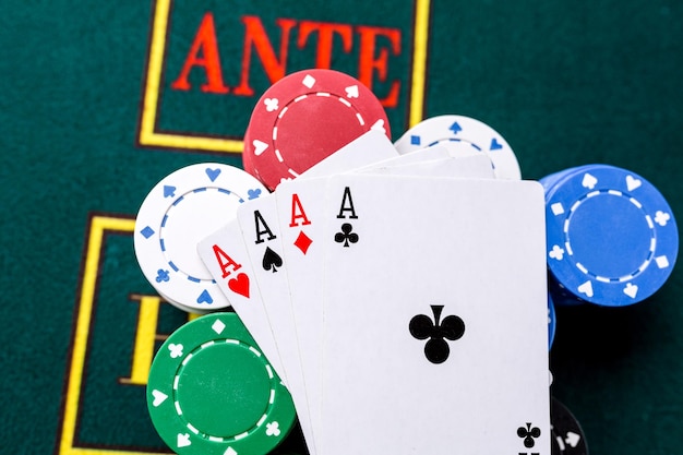 Foto gratuita fiches da poker su un tavolo al casinò