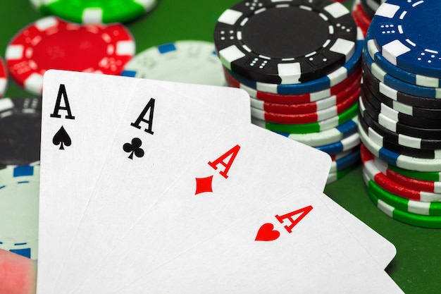 Foto gratuita fiches da poker sul tavolo