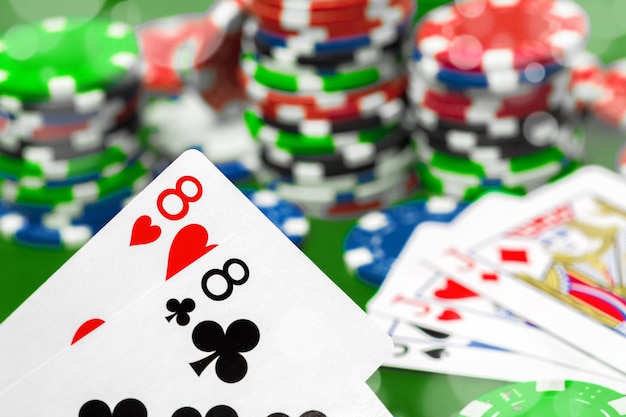 Foto gratuita fiches da poker sul tavolo